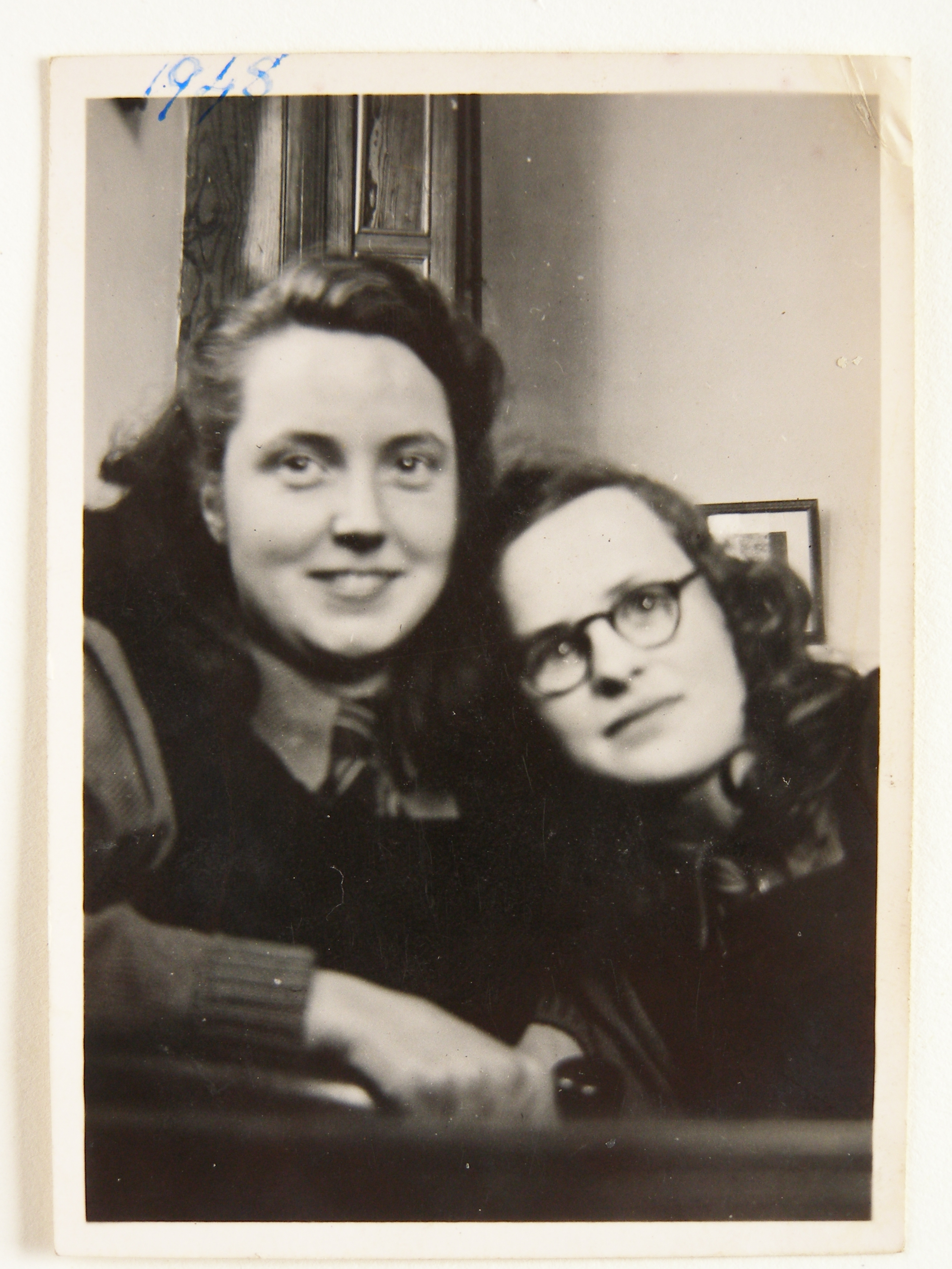 theresa-barnes-and-school-friend-at-st.-louis-1950-p1010097