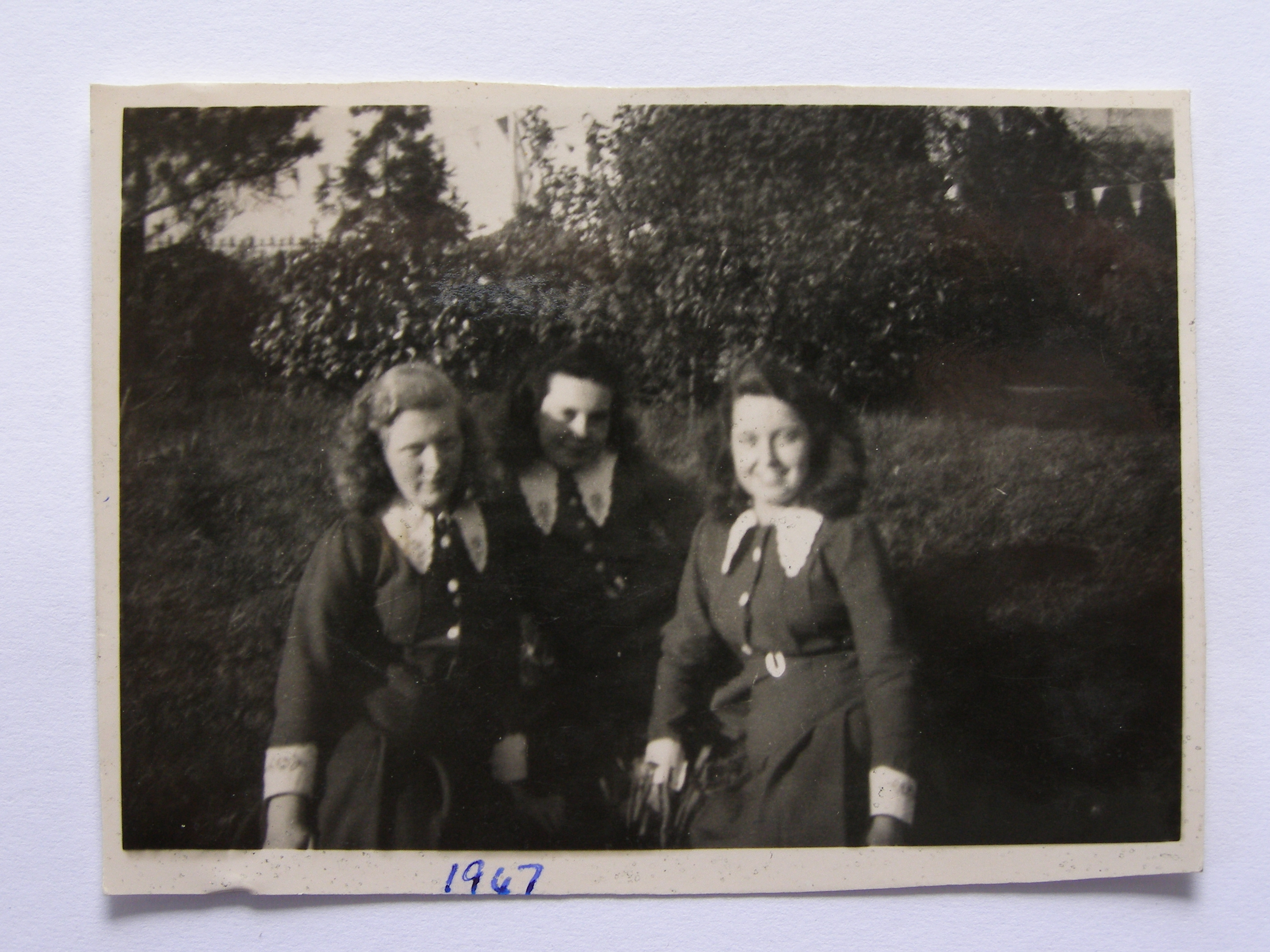 theresa-barnes-and-two-classmates-at-monaghan-1947-p1010068