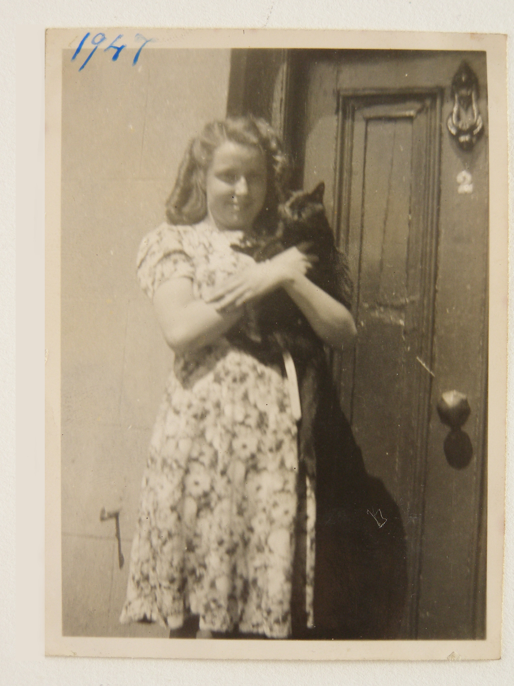 theresa-barnes-with-cat-at-windsor-terrace-1947-p1010081